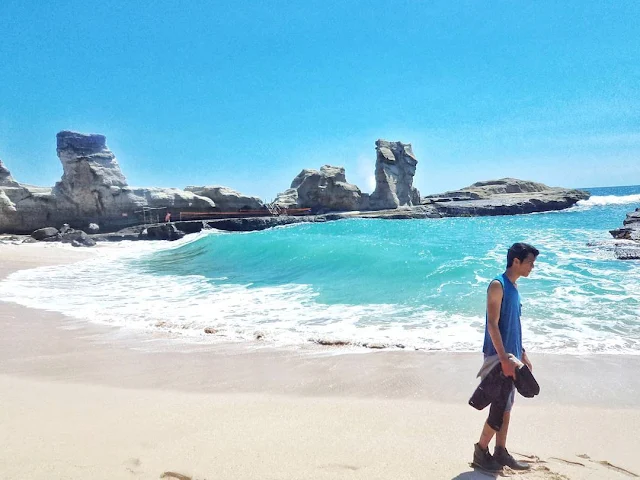 foto pemandangan pantai klayar pacitan