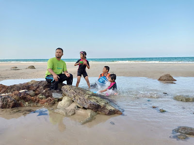 Mandi-Manda Di Pantai Batu Layar