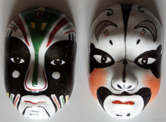 Trevliga små masker, kinesiska eller japanska och moderna.