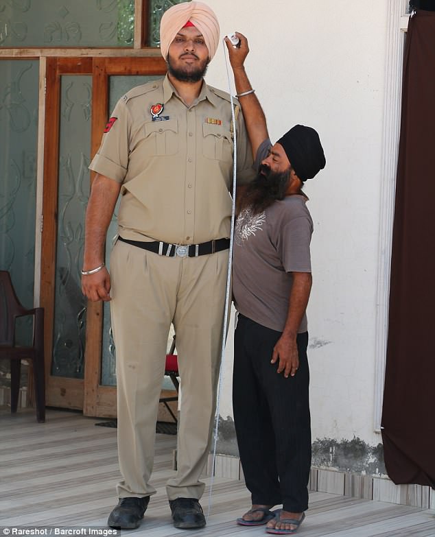 World Tallest Policeman Love To Take Selfie With His Fans