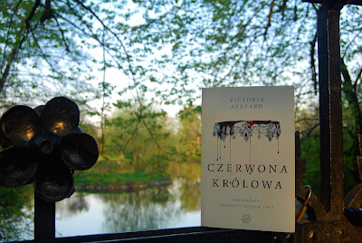 "Czerwona Królowa" Victoria Aveyard