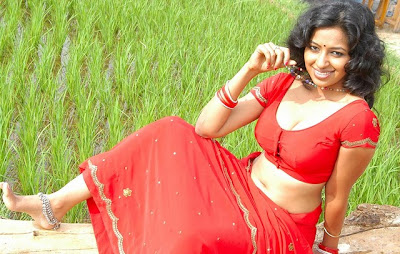 Teertha Hot Cleavage Show