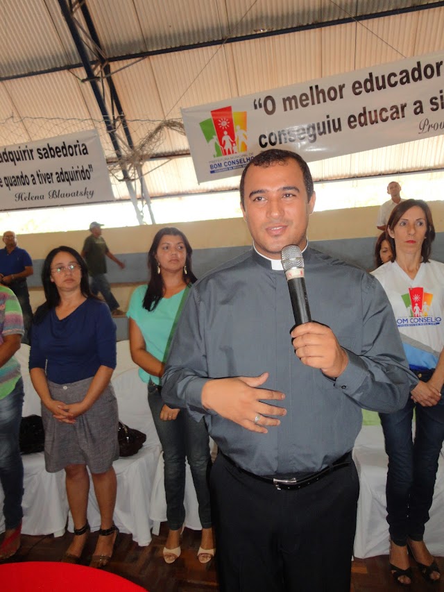 PADRE MARCELO É APLAUDIDO EM EVENTO ESCOLAR