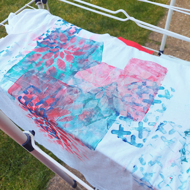 GelliArts Artist Lou Sims - upcycling a t-shirt