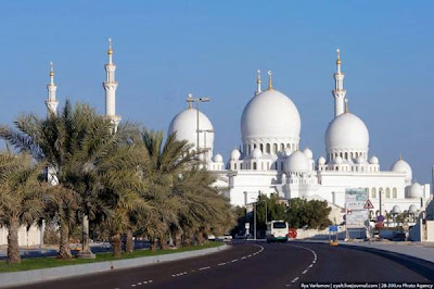 Mosque of Sheikh Zayd @ http://smilecampus.blogspot.com