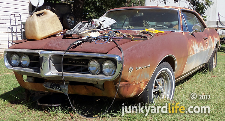 A quick scan of this Pontiac's ramshackle shell reveals a silver 