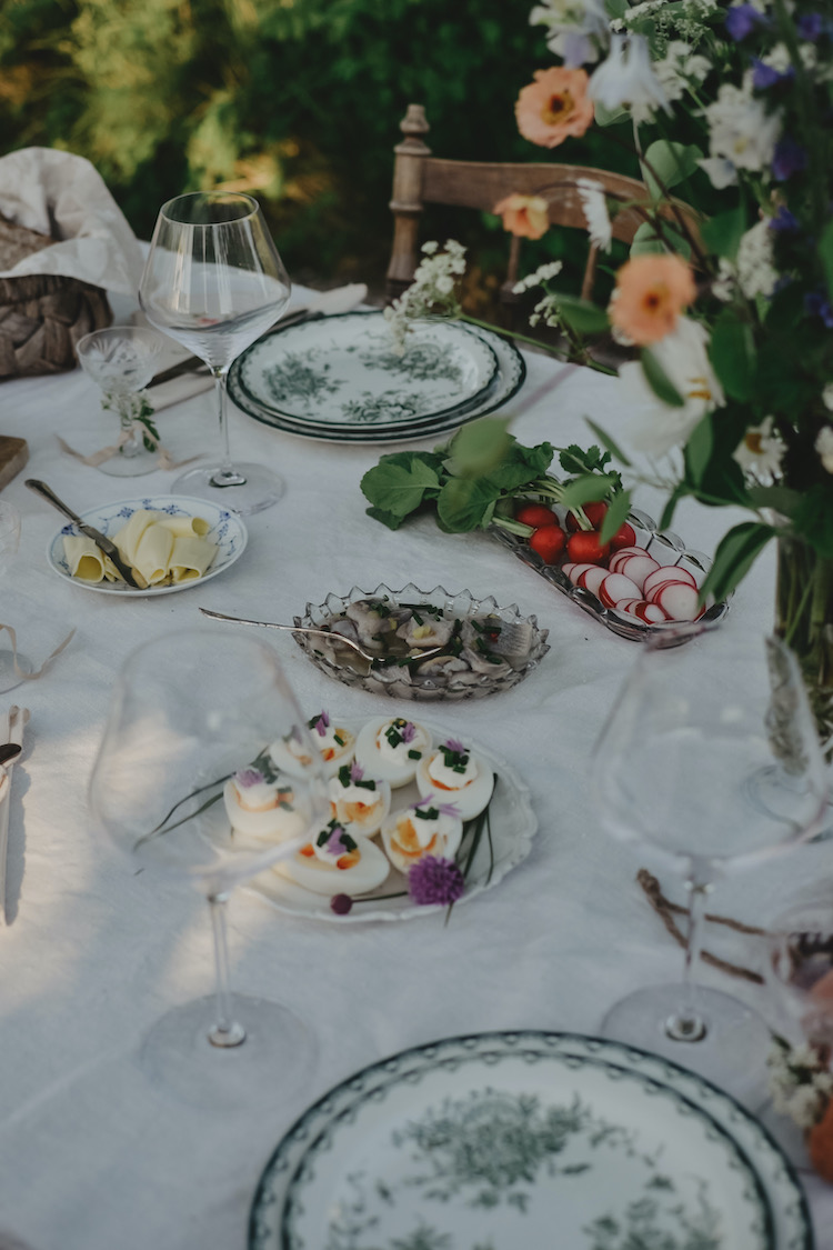 A Beautiful Midsummer's Eve Table