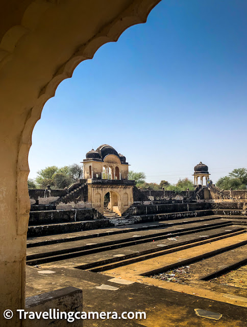 The point where you have stopped is right next to a beehad (बीहड़), which is an area of wilderness with bushes and scrubs and is in general used as a grazing area for cattle by farmers. And at the edge of this beehad is a beautiful Johda (जोहडा). A Johda is a water reservoir for collecting rainwater. These are common in the Shekhawati region in Rajasthan. This was perhaps a practical solution to the scarcity of drinking water all year round. And many of the these Johdas were built by the royalty or rich businessmen for the benefit of their people all around. We had seen some of these Johdas when we had visited Churu a few years back.