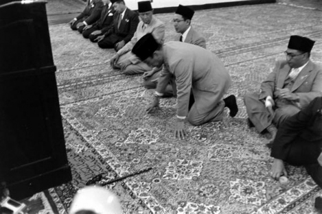 Photo Bung Karno Saat Melakukan Sholat Di Amerika [ www.BlogApaAja.com ]