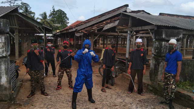 Perangi Penyebaran Covid-19, PAC GP Ansor Kecamatan Bumi Agung Semprot Disinfektan Di Tempat Umum