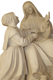 escultura de Catherine ajoelhada perto de Nossa Senhora