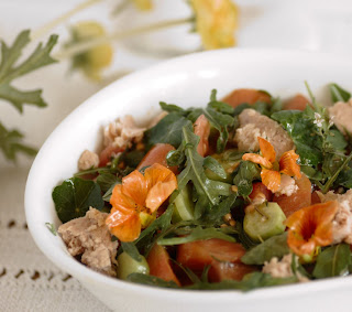 insalata con verdure erbe aromatiche e fiori