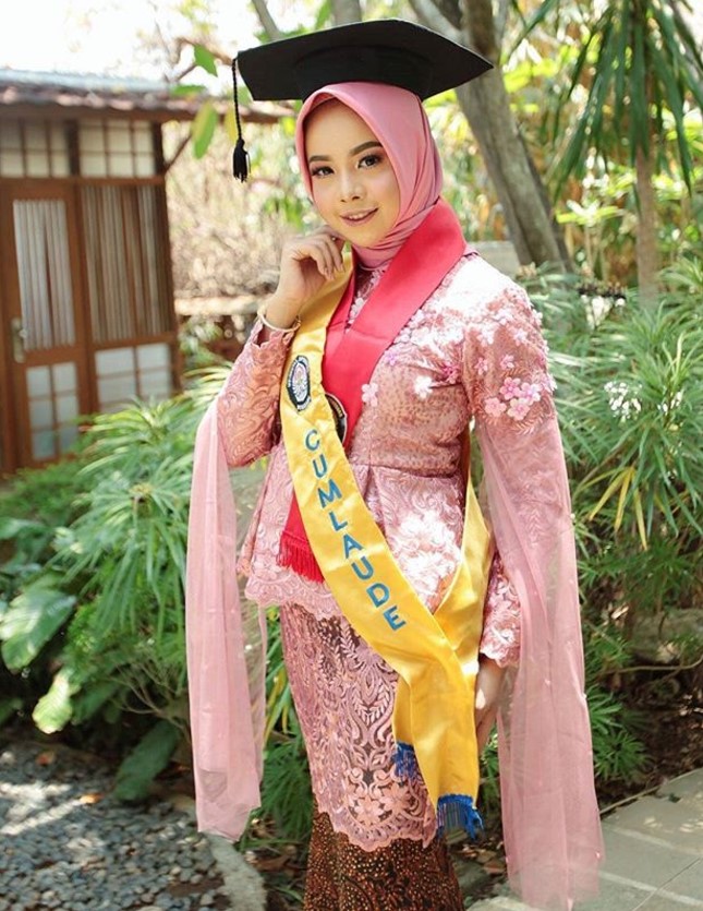 46 Model Hijab Wisuda untuk Pipi Tembem agar Lebih Tirus 