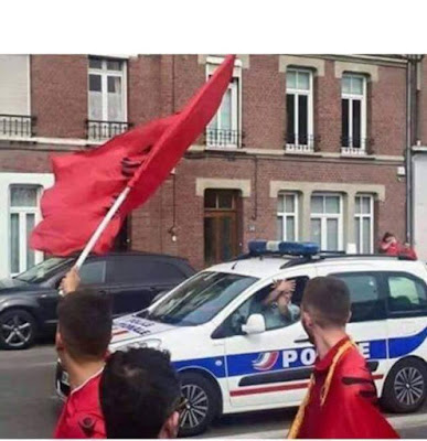 Un bellissimo gesto del poliziotto francese ai tifosi albanesi.(Foto)