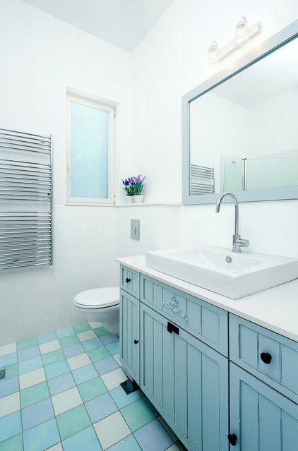 Warna Biru Untuk Kamar Mandi Minimalis | Sumber Gambar : Houzz.com