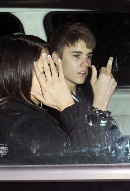 justin bieber and his girlfriend selena. Justin Bieber celebrated his