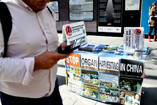 PHOTO: In Melbourne's CBD, a handful of Falun Gong practitioners tend a folding table full of campaign pamphlets. 