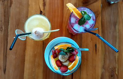 Detox Fruit Salad dihidangkan Bersama Minuman Segar