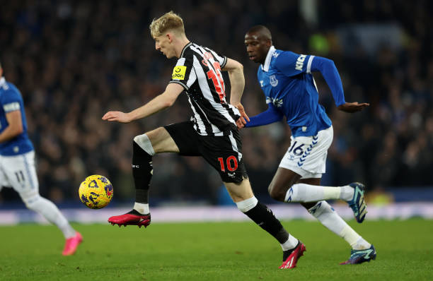 Anthony Gordon of Newcastle United moves forward with the ball during the Premier League match between Everton FC and Newcastle United at Goodison Park on December 07, 2023 in Liverpool, England
