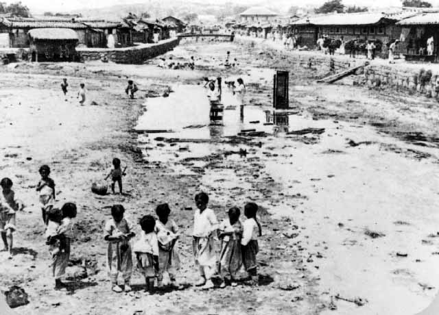 Cheonggyecheon adalah aliran sungai kecil yang mengalir membelah Kota Seoul sebelum akhirnya bermuara ke Sungai Han.