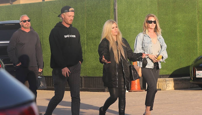 Avril Lavigne luce casual mientras camina con amigos en Malibú