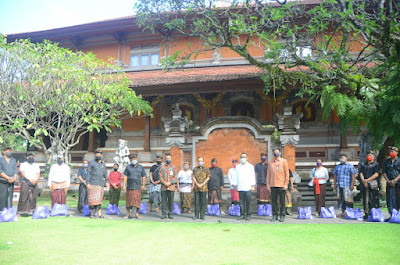 Gubernur Koster Bersama Pelindo III Regional Bali Nusra Bagikan Sembako 