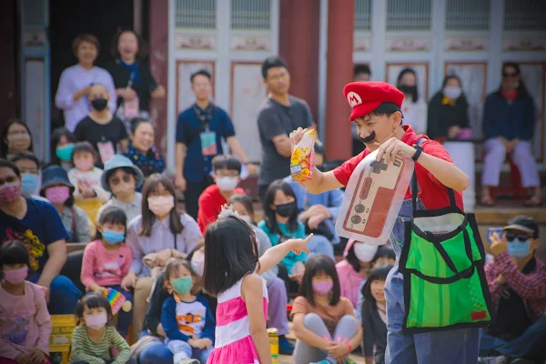 ▲馬戲藝術家之一徐開炫的《Mario Game Time》是跨時代共通的語言，趣味互動讓親子在台上台下一同參與。（走跳藝術祭提供）