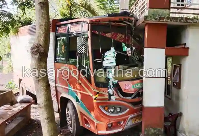 Kalanad, Accident, Fish Lorry, Kerala News, Kasaragod News, Malayalam News, Kalanad News, Accident News, Fish lorry rushed into club.
