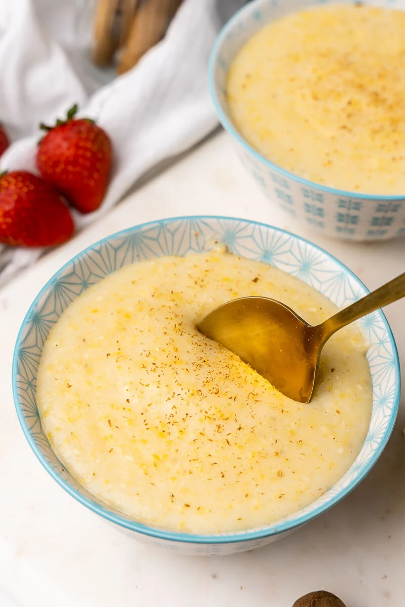 A bowl of cornmeal porridge, with a drizzle of cinnamon.