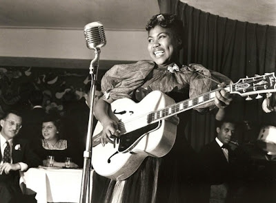 la hermana rosetta tharpe con guitarra blanca