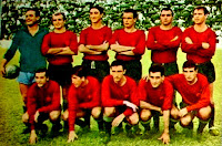 REAL MURCIA C. F. - Murcia, España - Temporada 1964-65 - Campillo, Álvarez, Quincoces, Aznar, Lax y Antonio Ruiz; De la Fuente, Lalo, Olano, Merodio y Ribada - REAL MURCIA 1 (De la Fuente), REAL BETIS BALOMPIÉ 1 (Ansola) - 27/09/1964 - Liga de 1ª División, jornada 3 - Murcia, estadio de La Condomina - Decimotercer clasificado en la Liga de 1ª División, descendió a 2ª al perder la promoción contra el Sabadell