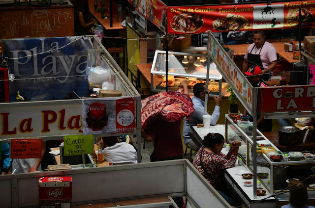 Mann trägt halbe Kuh auf dem Rücken Kleine Essensstände in Guanajuato in Mexiko
