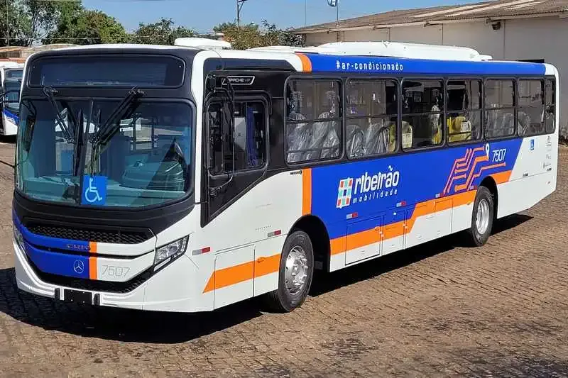 Ônibus Mercedes-Benz OF 1721 com carroceria Apache Vip