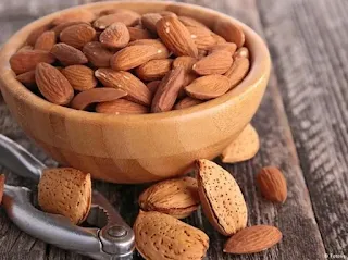 An antioxidant produced by the liver What are the benefits of glutathione? Almonds - healthy, nutritious and helps reduce weight - Fotolia  Glutathione is a peptide made by the liver and involved in many important functions. What is this compound, and how can it be obtained and benefited from? And is it safe?  We emphasize here that this information that we will provide is general and for guidance only, and is not a substitute for consulting a doctor. Do not take glutathione supplements without consulting your doctor, and do not stop any of your treatments. Glutathione is not a cure for any disease.  What is glutathione? Glutathione is a peptide made up of 3 amino acids: cysteine, glycine, and glutamic acid. It is found in plants and animals. It is a powerful antioxidant produced by the liver to protect the body from free radicals, peroxides and heavy metals. Glutathione also removes toxins and pollutants from our bodies, according to a report in WebMed .  It is a natural protein made by the liver and participates in many important functions, and one of the most prominent roles it plays is to neutralize free radicals, which are molecules produced in the body that cause damage to cells and have a role in some diseases and aging.  According to Prevention , glutathione levels decline with age.  Glutathione benefits Glutathione contributes to many benefits, such as:  1- Fighting free radicals Free radicals are molecules produced in the body that cause damage and play a role in aging, some diseases and infections. Because it is an antioxidant, glutathione fights free radicals.  2- Improve fat burning As people age, they produce less glutathione. Researchers at Baylor College of Medicine used a combination of animal and human studies to explore the role of glutathione in weight management and insulin resistance in older people.  Indeed, the study results indicated that lower glutathione levels were associated with lower fat burning and higher rates of body fat storage. On the other hand, an increase in the level of glutathione was associated with an increase in fat burning.  3- Helping with coronary endothelial dysfunction Endothelial cells are responsible for controlling the relaxation and constriction of blood vessels, and the expansion and constriction of arteries affects blood pressure.  One study examined how glutathione might help reduce blood pressure in people with CHD. Participants who received glutathione injections saw an increase in blood vessel diameter and blood flow, which significantly reduces risk factors, WebMed says.  Ways to get glutathione Food sources that contain sulfur can help increase the body's production of glutathione.  Among these foods:  The meat Broccoli Asparagus Spinach The Garlic Almond We recommend increasing your glutathione with a healthy diet. On the other hand, we do not recommend taking supplements that contain glutathione without consulting a doctor.  Glutathione supplements and others may have side effects and harm that may be serious for some, so it's important to talk to your doctor and dietitian about glutathione to determine if it's right for you.