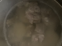 鍋に鶏肉を入れる