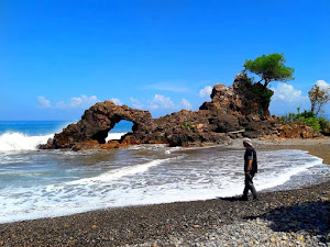 Menikmati Indahnya Pantai Karang Bolong di Tanggamus