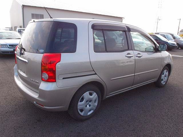 2003 Toyota Raum