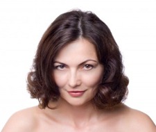 Mulher de meia idade com ombros desnudos (www.123rf.com)