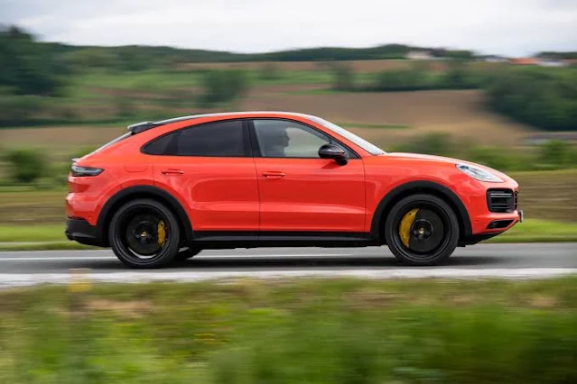 2020 Porsche Cayenne Coupe side view