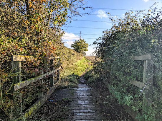 Cross the footbridge then continue heading E, now on Farnham bridleway 14