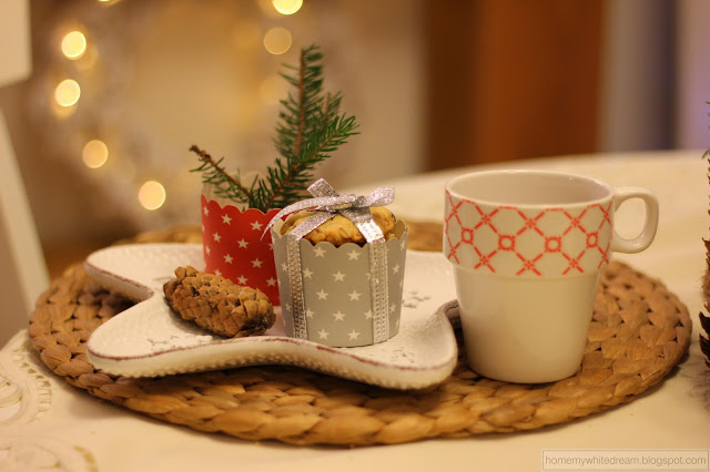 ciasteczka owsiane, ciastka owsiane z czekoladą i kokosem, ciasteczka świąteczne, dekoracje świąteczne, choinka, Atrapa kominka, biały wianek, wianek z gałązek, wieniec z szyszek, bombki Seart, 
