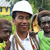 Senyum Geli Jokowi Saat Gendong Anak Balita Bernama Jokowi di Asmat