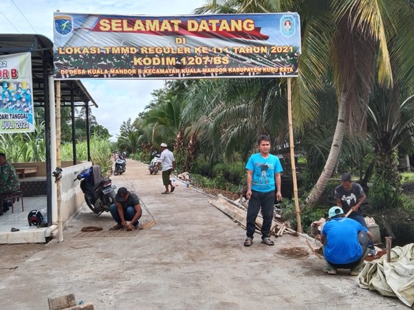 Dulu Becek dan Berlumpur, Sekarang Jalan Beton Berkat TMMD Ke-111 Kodim 1207/Pontianak