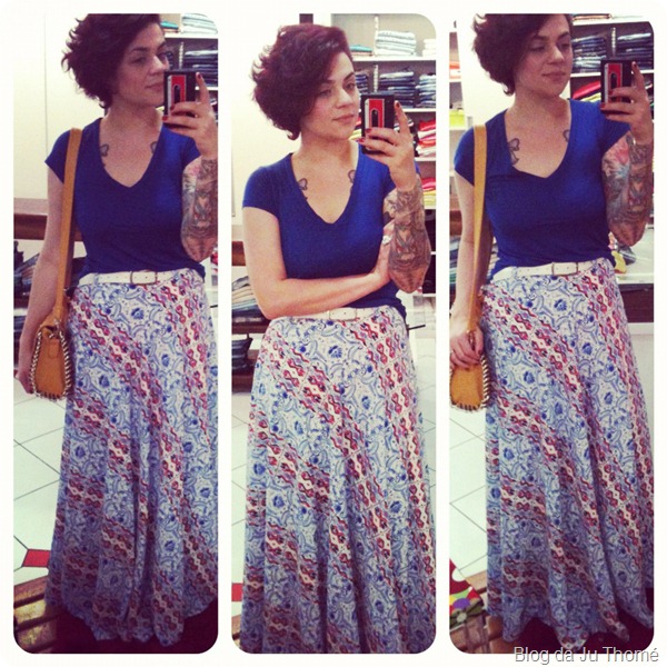 look saia estampada com blusa azul e cinto branco