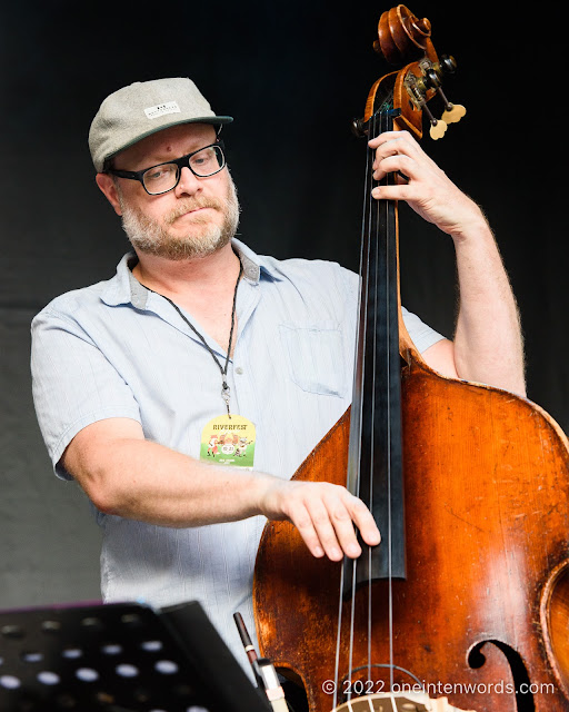 Rose Cousins at Riverfest Elora on August 20, 2022 Photo by John Ordean at One In Ten Words oneintenwords.com toronto indie alternative live music blog concert photography pictures photos nikon d750 camera yyz photographer