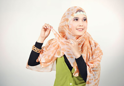 Cara Memakai Jilbab Paris Motif Kreasi dan Modern Dengan Headband Bunga