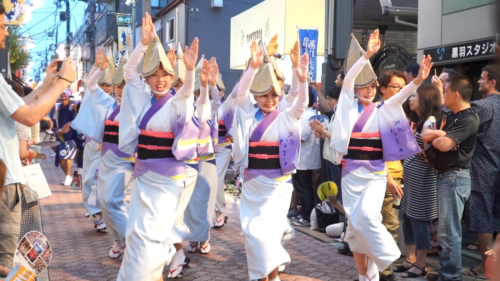 高円寺阿波おどり、湘南なぎさ連の動画を見る