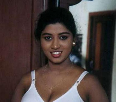 mallu aunty in white bra mallu aunty looks very happy