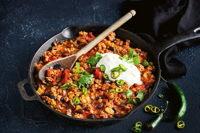 What is a Recipe for Chili Con Carne with Beef Mince That Does Not Include Tomatoes or Beans?