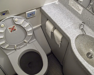 Penasaran Dengan Kemana Perginya Kotoran Yang Dihasilkan Di Toilet Pesawat ? Simak Penjelasannya